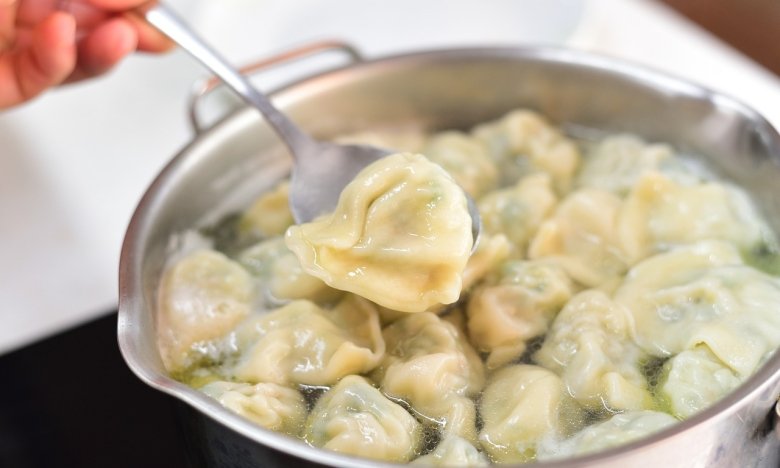 Несколько капель – и пельмени больше не разварятся: совет для эластичного теста