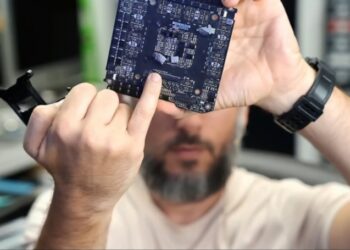 NVIDIA замінить RTX 5090 FE скандальному ютуберу, котрий розібрав відеокарту і не зміг зібрати