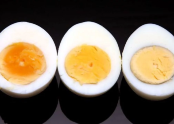 От очень жидкого желтка и до “вкрутую”: сколько минут варить яйца для идеального результата (ФОТО)