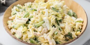 Пока консервы на скидках, салат “Галинка” можно готовить хоть каждый день: нереально сытно и вкусно (ВИДЕО)