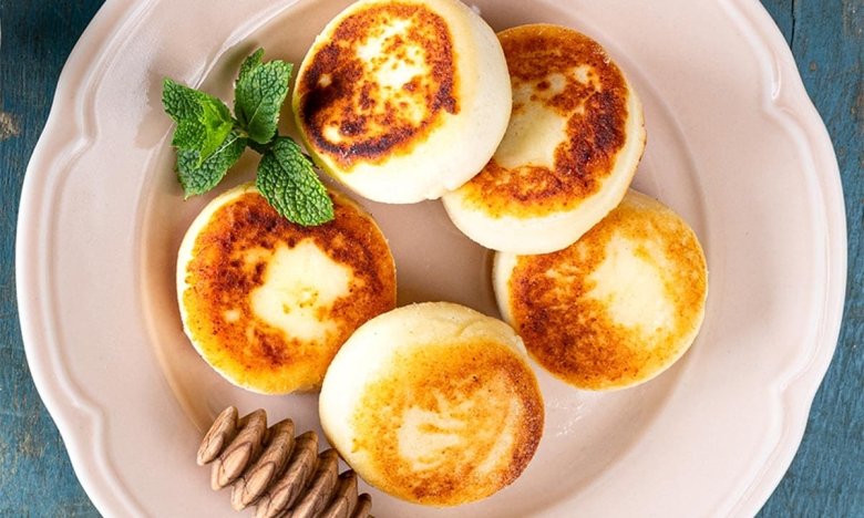 Просто намочите руки: идеальные сырники готовятся проще, чем вам кажется