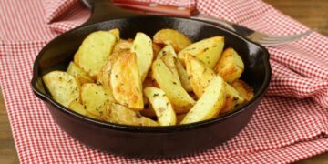 Смажена картопля не прилипатиме навіть до старої сковорідки: ось чим потрібно її посипати