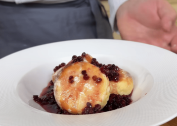 Сырники по этому рецепту всегда будут идеальными: как их приготовить (ВИДЕО)