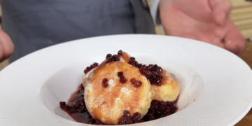 Сырники по этому рецепту всегда будут идеальными: как их приготовить (ВИДЕО)