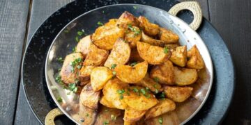 Так жареный картофель буквально “обрастает” корочкой: секрет золотистых кусочков