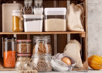 Только выбросите продукты: какую пищу нельзя хранить в кладовке