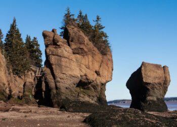 У Канаді є острів, до якого можна дістатися, пройшовши по дну океану: як це можливо