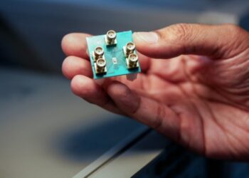 Вчені створили перший у світі мікрохвильовий мікрочип — набагато швидший та ефективніший за традиційні аналоги