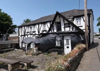 Величезний черевик ззовні і єгипетська труна всередині: названо найдивніший паб у світі