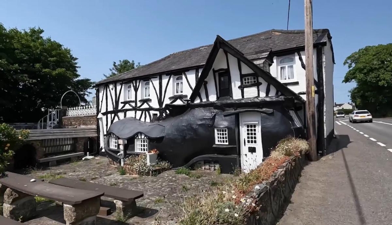 Величезний черевик ззовні і єгипетська труна всередині: названо найдивніший паб у світі