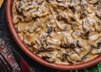 Вкуснейшие осенние грибы: классический рецепт в сметане (ВИДЕО)