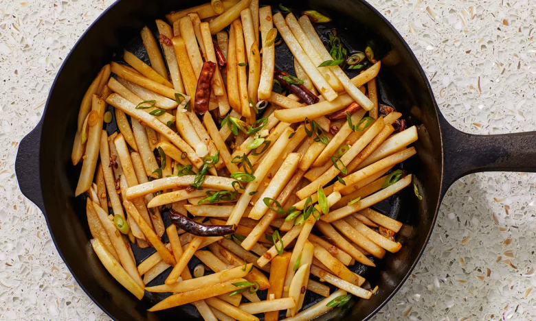 Враг золотой корочки: из-за этих ошибок картофель не жарится, а превращается в "кашу" (ВИДЕО)