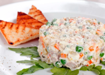 Вы делаете так и портите “оливье”: три самые большие ошибки в приготовлении салата