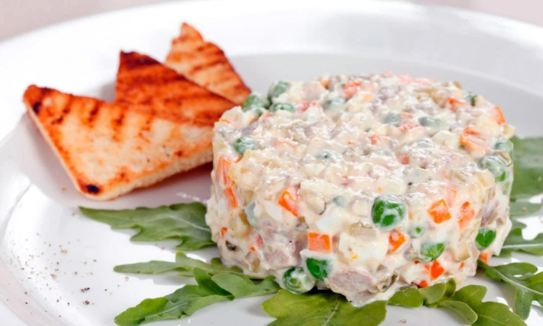 Вы делаете так и портите "оливье": три самые большие ошибки в приготовлении салата