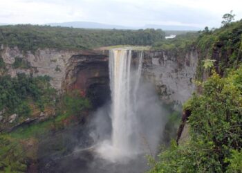 Єдину англомовну країну Південної Америки називають “землею багатьох вод”: чим вона приваблива