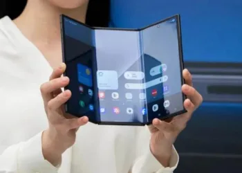 Старт продаж Galaxy Z TriFold викликав ажіотаж у Південній Кореї: біля магазинів Samsung вишикувались величезні черги, а перша партія моментально розкуплена