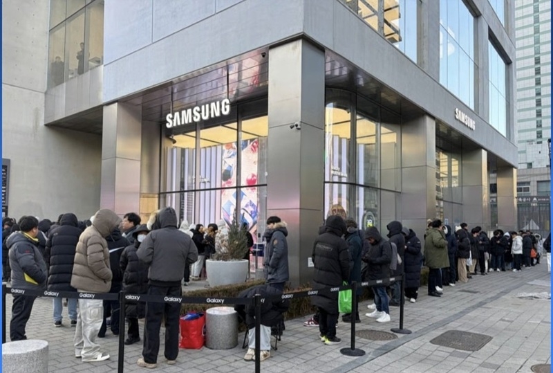 Старт продаж Galaxy Z TriFold викликав ажіотаж у Південній Кореї: біля магазинів Samsung вишикувались величезні черги, а перша партія моментально розкуплена