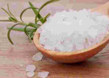 Лайфхак для дому: як сіль і лаврове листя врятують вікна від конденсату і цвілі