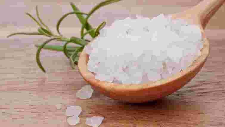 Лайфхак для дому: як сіль і лаврове листя врятують вікна від конденсату і цвілі