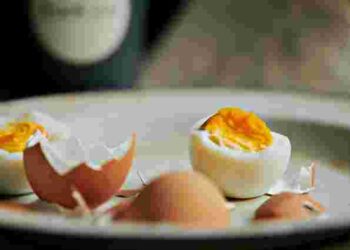 Киплячу чи холодну: у яку воду насправді треба класти яйця для варіння