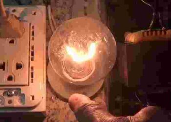 Світла немає, а рахунки за комунальні послуги не зменшилися: у чому причина