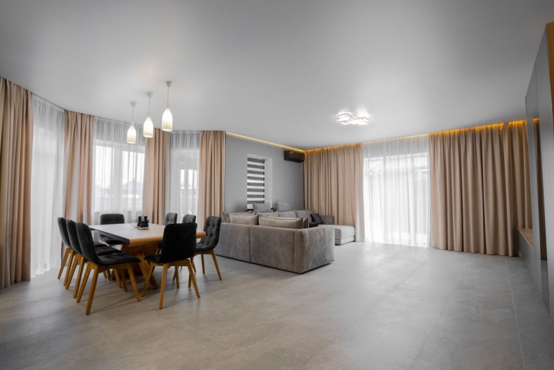 Позбуваємося зайвого і штучного: яке оформлення вікон вийде з моди у 2026 році