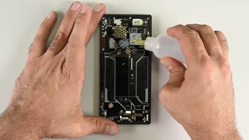 Спеціалісти iFixit оцінили ремонтопридатність геймерського флагмана Red Magic 11 Pro на 3 бали з 10 — і проблема не в системі охолодження