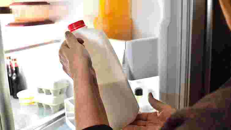 Де в холодильнику найкраще зберігати молоко, щоб воно довго не псувалося