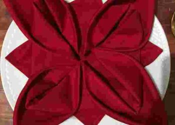 Естетика столу: як скласти серветки красиво п’ятьма способами