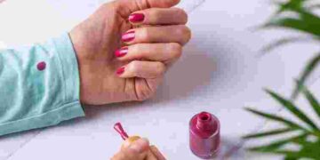 Як вивести лак для нігтів з одягу: перевірені способи