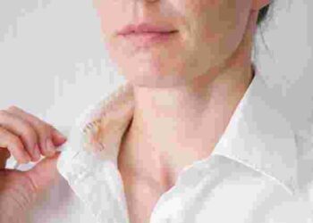 Як видалити плями від макіяжу з білої сорочки: поради експертів