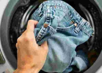 Зберегти форму та колір: як правильно прати джинси