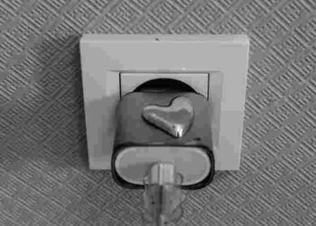 Три причини, чому не можна залишати зарядку від телефона в розетці