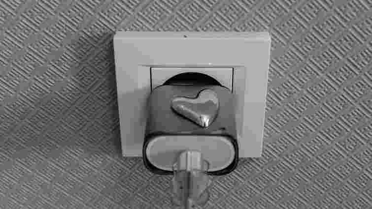 Три причини, чому не можна залишати зарядку від телефона в розетці