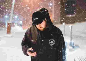 Смартфон заряджений повністю, але вимикається на морозі: у чому причина