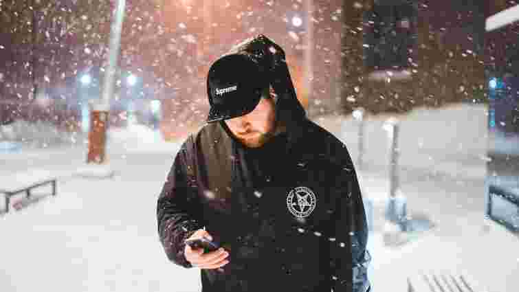 Смартфон заряджений повністю, але вимикається на морозі: у чому причина