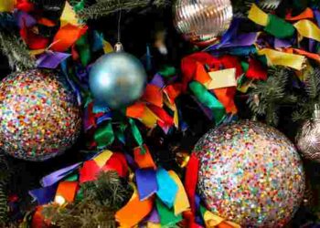 Святковий безлад: три лайфхаки, щоб блискітки з ялинкових прикрас не сипались