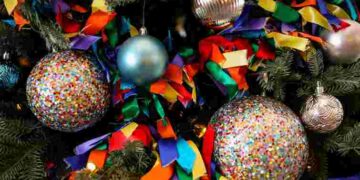 Святковий безлад: три лайфхаки, щоб блискітки з ялинкових прикрас не сипались
