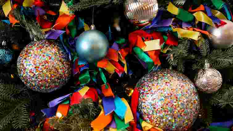 Святковий безлад: три лайфхаки, щоб блискітки з ялинкових прикрас не сипались