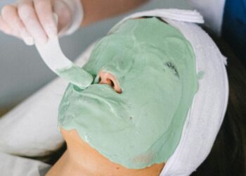 Чому косметологи обожнюють альгінатні маски: секрет миттєвого омолодження