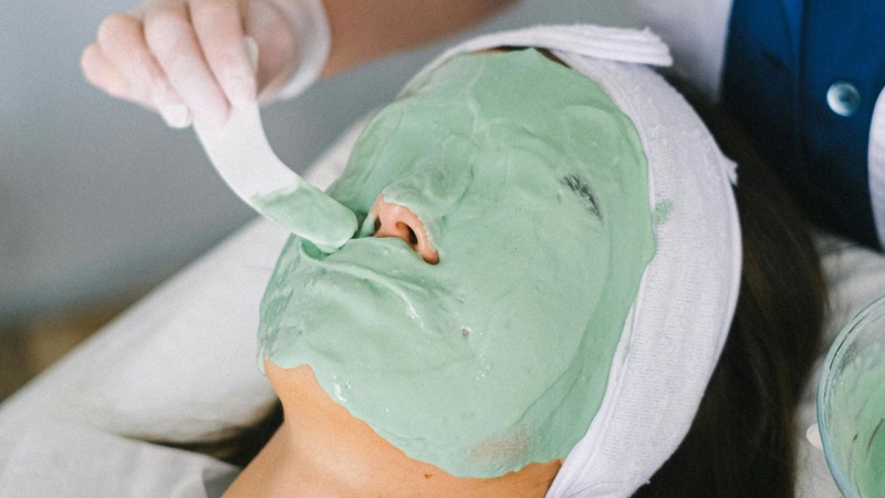 Чому косметологи обожнюють альгінатні маски: секрет миттєвого омолодження