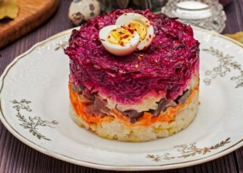 Что добавить в “Шубу”: один необычный ингредиент делает салат свежим и легким