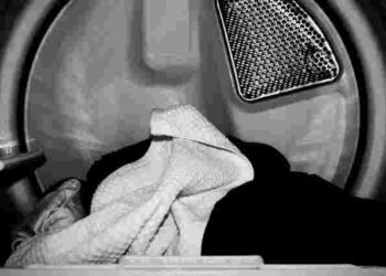 Тільки зіпсуєте одяг: 6 звичок під час прання, від яких варто відмовитися вже сьогодні