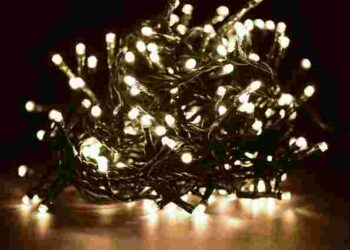 Надзвичайно просто і швидко: як розплутати новорічну гірлянду без нервів