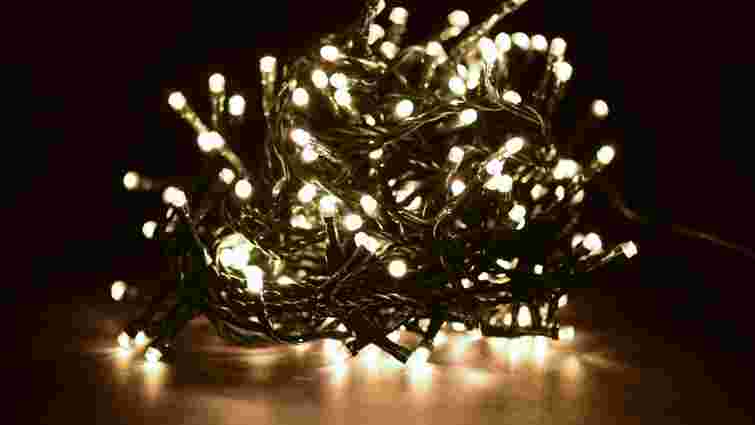 Надзвичайно просто і швидко: як розплутати новорічну гірлянду без нервів