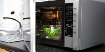День рождения микроволновки: 5 лучших кухонных трюков с незаменимым гаджетом