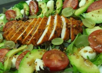 Два надреза – и куриная грудка всегда будет сочной: трюк от шеф-повара