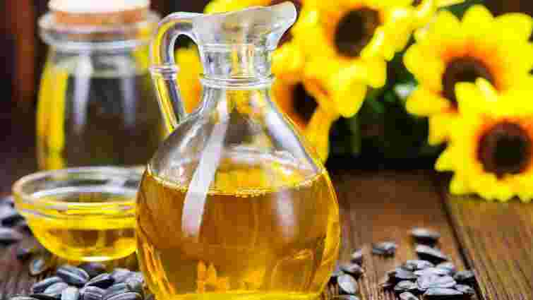 Найгірше місце на кухні: де не варто зберігати соняшникову олію