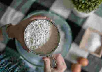 Густа, ароматна, без грудочок: як правильно обсмажити борошно для підливи