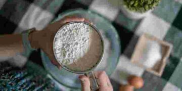 Густа, ароматна, без грудочок: як правильно обсмажити борошно для підливи